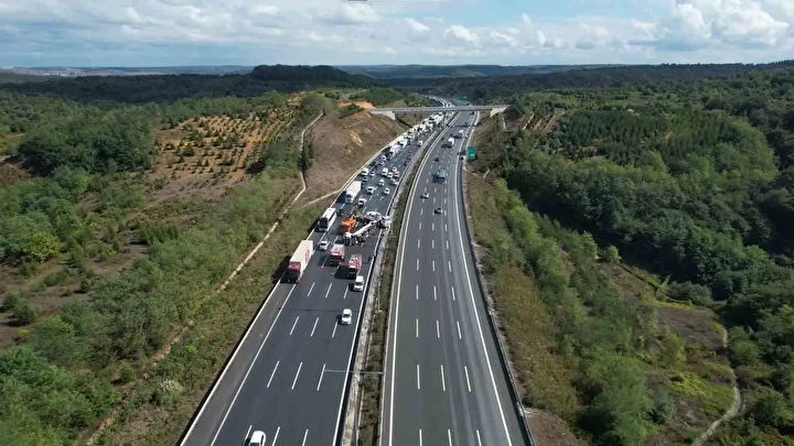 kuzey marmara otoyolunda tir devrildi trafik kilitlendi tir soforu yaralandi 4