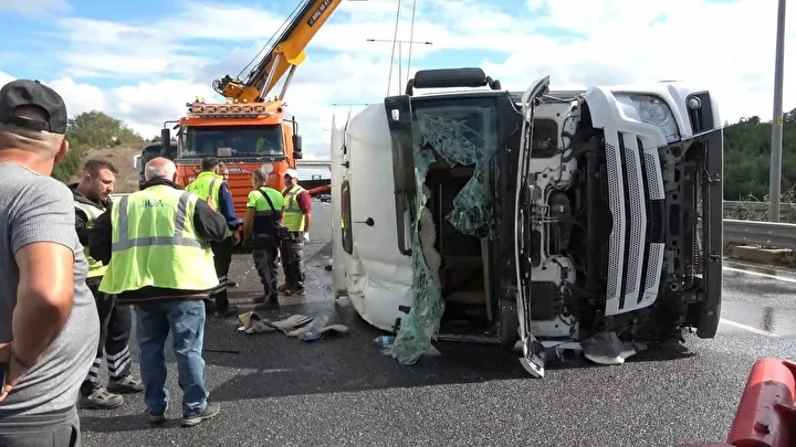 kuzey marmara otoyolunda tir devrildi trafik kilitlendi tir soforu yaralandi 5 2HJplpQs