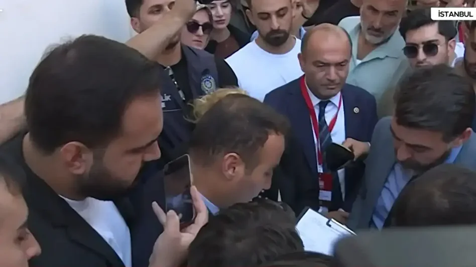 mahkemenin durdurma karari sonrasi chp istanbul vilayet kongresinde gerginlik 0 QYt9kfbW