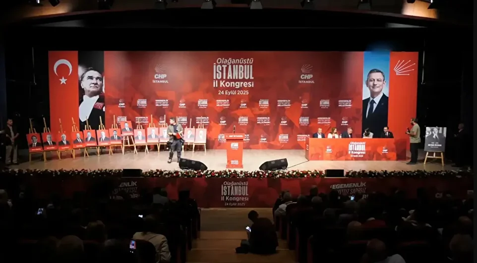 mahkemenin durdurma karari sonrasi chp istanbul vilayet kongresinde gerginlik 1 mnXqnjTm