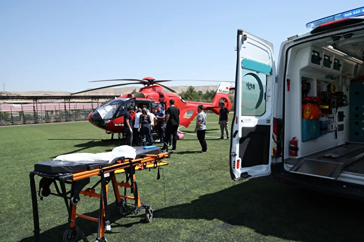 malatyada agir yaralanan tir soforu helikopterle hastaneye sevk edildi 3