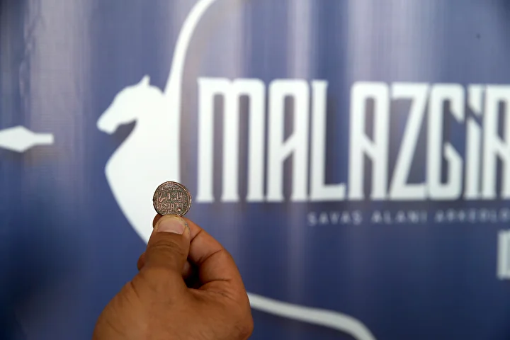 'Malazgirt'in izini süren uzmanlar binin üzerinde metal savaş nesnesi buldu: Ok ucu, mızrak ve gürz başları, kılıç modülleri... 13 malazgirtin izini suren uzmanlar binin uzerinde metal savas nesnesi buldu ok ucu mizrak ve