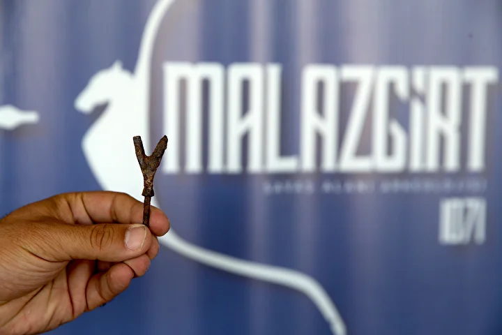 'Malazgirt'in izini süren uzmanlar binin üzerinde metal savaş nesnesi buldu: Ok ucu, mızrak ve gürz başları, kılıç modülleri... 4 malazgirtin izini suren uzmanlar binin uzerinde metal savas nesnesi buldu ok ucu mizrak ve 41zjPORy