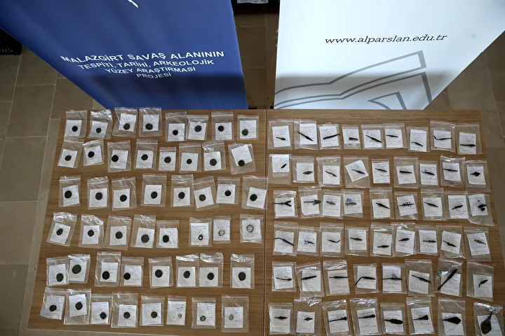 'Malazgirt'in izini süren uzmanlar binin üzerinde metal savaş nesnesi buldu: Ok ucu, mızrak ve gürz başları, kılıç modülleri... 5 malazgirtin izini suren uzmanlar binin uzerinde metal savas nesnesi buldu ok ucu mizrak ve 5Twe7Ver