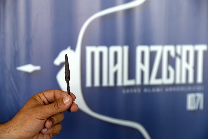'Malazgirt'in izini süren uzmanlar binin üzerinde metal savaş nesnesi buldu: Ok ucu, mızrak ve gürz başları, kılıç modülleri... 9 malazgirtin izini suren uzmanlar binin uzerinde metal savas nesnesi buldu ok ucu mizrak ve 63aeL7Cn