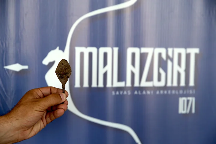 'Malazgirt'in izini süren uzmanlar binin üzerinde metal savaş nesnesi buldu: Ok ucu, mızrak ve gürz başları, kılıç modülleri... 3 malazgirtin izini suren uzmanlar binin uzerinde metal savas nesnesi buldu ok ucu mizrak ve Kp2YWLgH