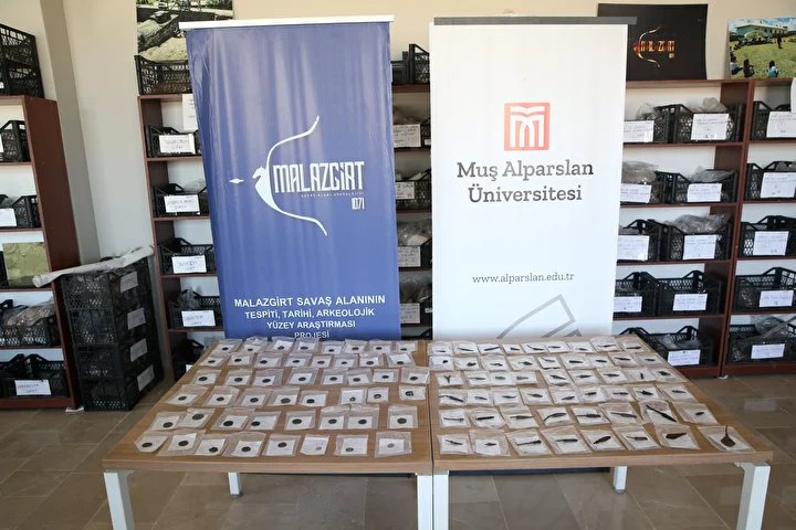 'Malazgirt'in izini süren uzmanlar binin üzerinde metal savaş nesnesi buldu: Ok ucu, mızrak ve gürz başları, kılıç modülleri... 2 malazgirtin izini suren uzmanlar binin uzerinde metal savas nesnesi buldu ok ucu mizrak ve RYuspeBh