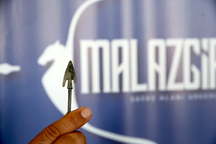 'Malazgirt'in izini süren uzmanlar binin üzerinde metal savaş nesnesi buldu: Ok ucu, mızrak ve gürz başları, kılıç modülleri... 7 malazgirtin izini suren uzmanlar binin uzerinde metal savas nesnesi buldu ok ucu mizrak ve d2WvyX4R