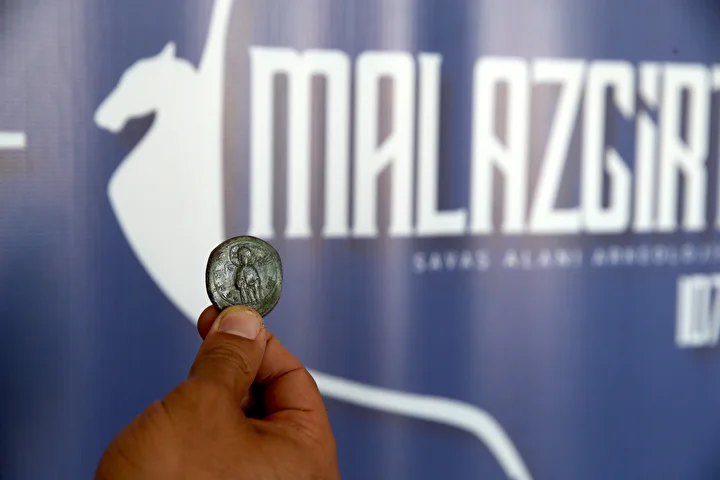 'Malazgirt'in izini süren uzmanlar binin üzerinde metal savaş nesnesi buldu: Ok ucu, mızrak ve gürz başları, kılıç modülleri... 14 malazgirtin izini suren uzmanlar binin uzerinde metal savas nesnesi buldu ok ucu mizrak ve etnYwDMk