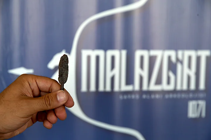 'Malazgirt'in izini süren uzmanlar binin üzerinde metal savaş nesnesi buldu: Ok ucu, mızrak ve gürz başları, kılıç modülleri... 8 malazgirtin izini suren uzmanlar binin uzerinde metal savas nesnesi buldu ok ucu mizrak ve y1KgN4ma