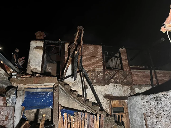 manisa kulada gece saatlerinde yangin panigi metruk bina bir anda tutustu 2 Hzapb66O