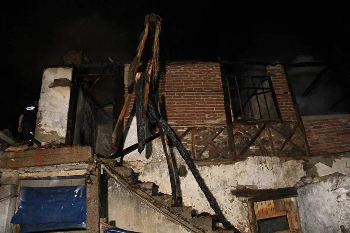 manisa kulada gece saatlerinde yangin panigi metruk bina bir anda tutustu 3 31FXGv1n