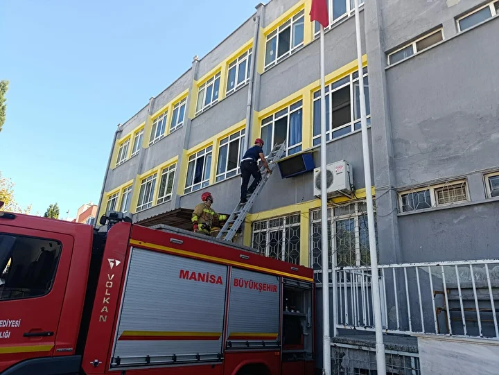 manisada okulda mahsur kalan 3 ogrenciyi itfaiye kurtardi 0 huTMtMQi