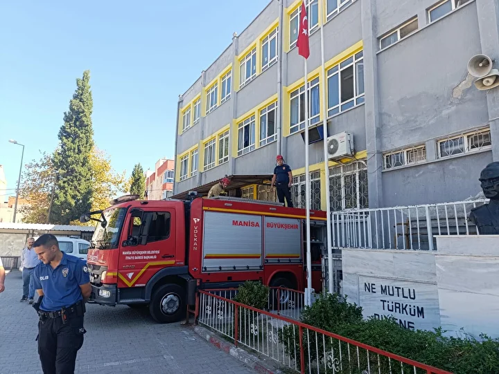 manisada okulda mahsur kalan 3 ogrenciyi itfaiye kurtardi 1 AHZbz1EB
