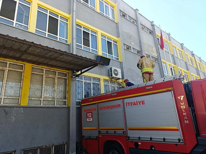 manisada okulda mahsur kalan 3 ogrenciyi itfaiye kurtardi 2 1UplqUkt