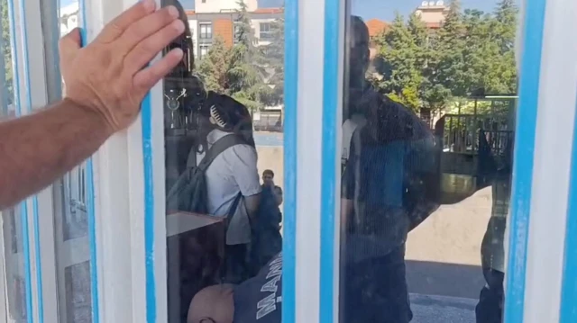 manisada okulda mahsur kalan 3 ogrenciyi itfaiye kurtardi 258sf7X7.webp