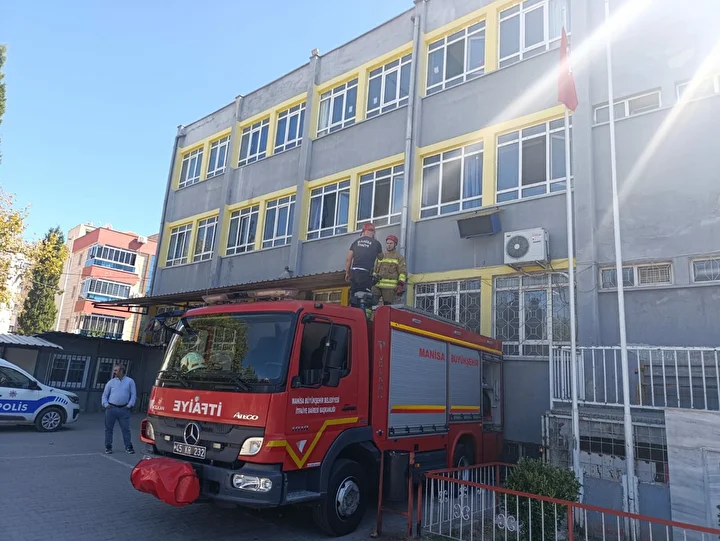 manisada okulda mahsur kalan 3 ogrenciyi itfaiye kurtardi 4 t8kmb95m