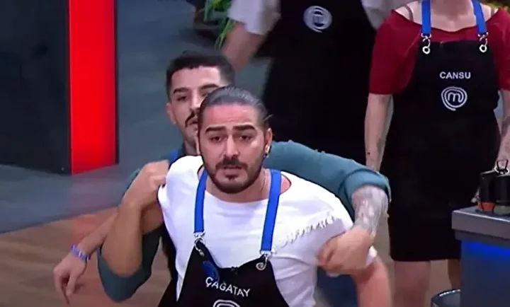Masterchef'te Mehmet Şef-Çağatay tansiyonu: Arkadaşları güç tuttu 7 masterchefte mehmet sef cagatay tansiyonu arkadaslari guc tuttu 6