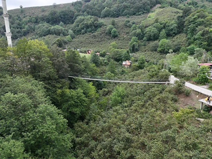 merhum babasinin istegini yerine getirdi mescide kolay ulasmak icin asma kopru yapti 1 OmYVUw2A
