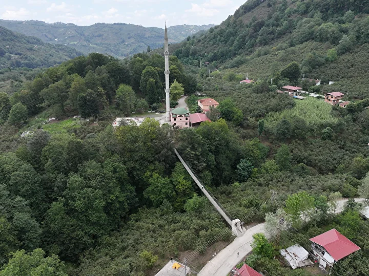 merhum babasinin istegini yerine getirdi mescide kolay ulasmak icin asma kopru yapti 2