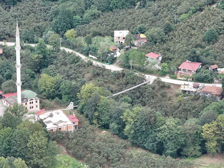 merhum babasinin istegini yerine getirdi mescide kolay ulasmak icin asma kopru yapti 3 flMkRBQB