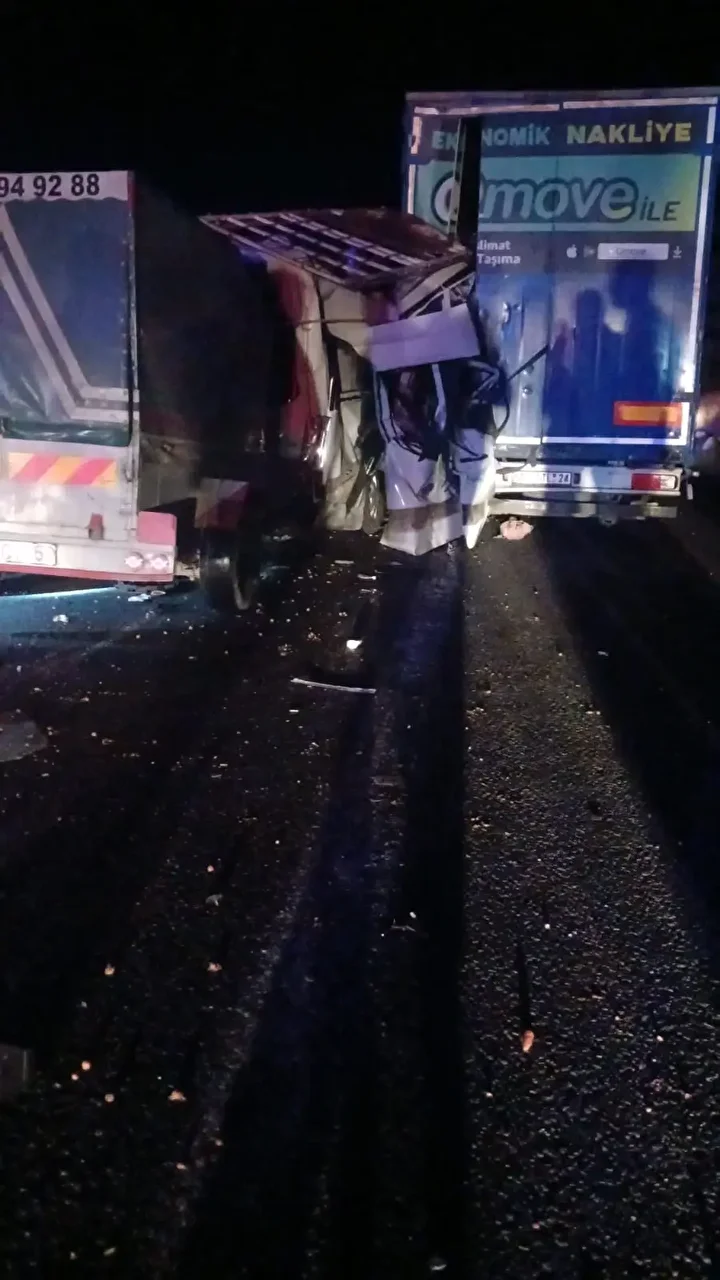 Mersin'de feci kaza: TIR'a arttan çarpan minibüste ölen çalışanların kimlikleri belirli oldu 2 mersinde feci kaza tira arttan carpan minibuste olen calisanlarin kimlikleri belirli oldu 1 QCveMrsu