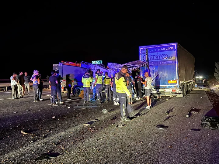 Mersin'de feci kaza: TIR'a arttan çarpan minibüste ölen çalışanların kimlikleri belirli oldu 4 mersinde feci kaza tira arttan carpan minibuste olen calisanlarin kimlikleri belirli oldu 3 3BcReRf3