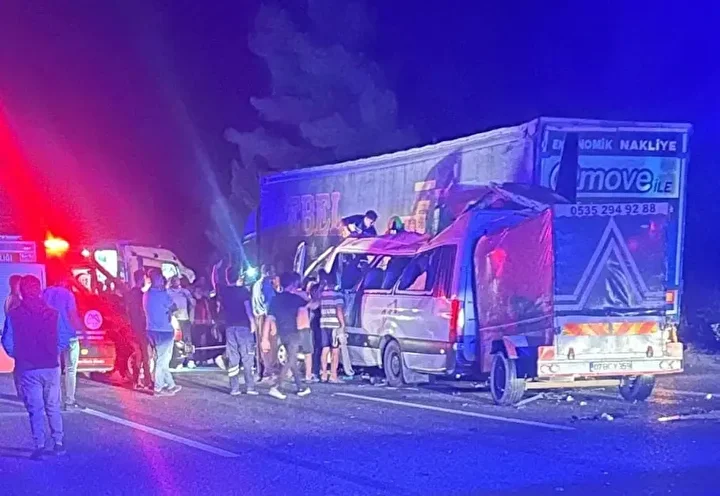 Mersin'de feci kaza: TIR'a arttan çarpan minibüste ölen çalışanların kimlikleri belirli oldu 5 mersinde feci kaza tira arttan carpan minibuste olen calisanlarin kimlikleri belirli oldu 4 pFhkiOqi