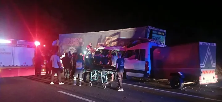 Mersin'de feci kaza: TIR'a arttan çarpan minibüste ölen çalışanların kimlikleri belirli oldu 6 mersinde feci kaza tira arttan carpan minibuste olen calisanlarin kimlikleri belirli oldu 5 UDpBlEb8