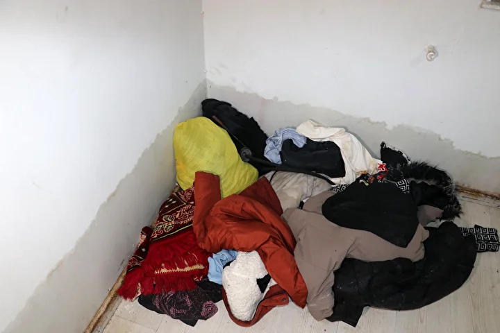 Meskenini lağım suyu bastı bütün eşyalar kullanılamaz hale geldi: 4 çocuğuyla sokakta kalan bayan yardım istiyor 4 meskenini lagim suyu basti butun esyalar kullanilamaz hale geldi 4 cocuguyla sokakta kalan bayan 2E6AuGUc