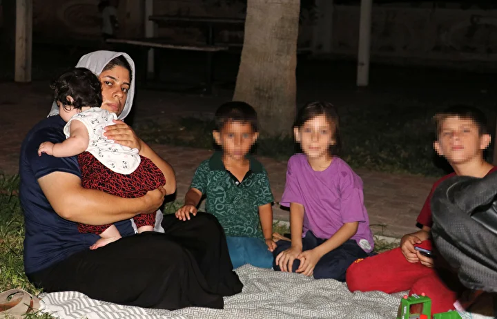 Meskenini lağım suyu bastı bütün eşyalar kullanılamaz hale geldi: 4 çocuğuyla sokakta kalan bayan yardım istiyor 1 meskenini lagim suyu basti butun esyalar kullanilamaz hale geldi 4 cocuguyla sokakta kalan bayan