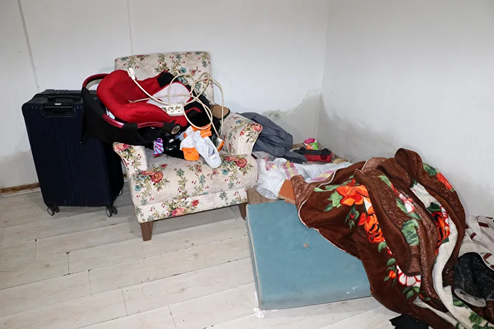 Meskenini lağım suyu bastı bütün eşyalar kullanılamaz hale geldi: 4 çocuğuyla sokakta kalan bayan yardım istiyor 5 meskenini lagim suyu basti butun esyalar kullanilamaz hale geldi 4 cocuguyla sokakta kalan bayan Rga8Fnez