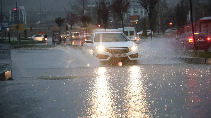 meteoroloji saat verip uyardi istanbul dahil bircok vilayette kuvvetli yagis alarmi 0