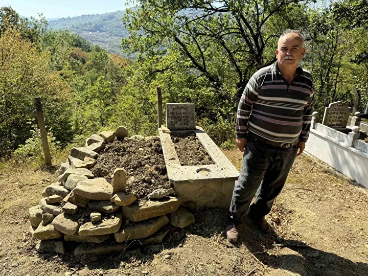 Mezarı kazıp tahtaları kırdı: Ayı cenazeye ulaşamadan kaçtı 1 mezari kazip tahtalari kirdi ayi cenazeye ulasamadan kacti 0 4HDqGZGd
