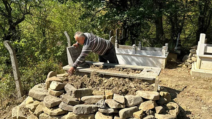 Mezarı kazıp tahtaları kırdı: Ayı cenazeye ulaşamadan kaçtı 2 mezari kazip tahtalari kirdi ayi cenazeye ulasamadan kacti 1 i2DuSdRr