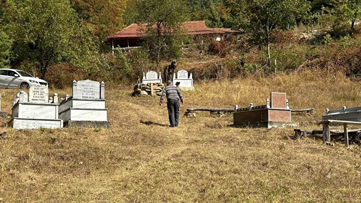 Mezarı kazıp tahtaları kırdı: Ayı cenazeye ulaşamadan kaçtı 8 mezari kazip tahtalari kirdi ayi cenazeye ulasamadan kacti 7