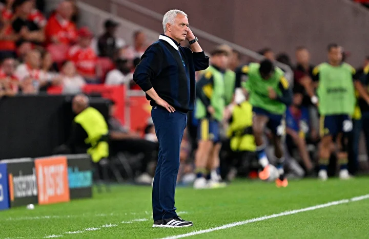 Mourinho'dan Fenerbahçe taraftarını çıldırtan hareket! Halbuki Feyenoord maçından evvel... 3 mourinhodan fenerbahce taraftarini cildirtan hareket halbuki feyenoord macindan evvel 2 ufK1ib5e