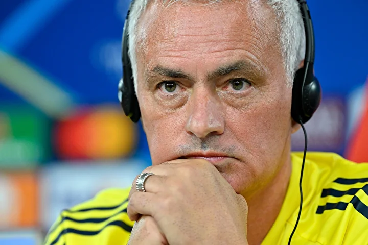 Mourinho'dan Fenerbahçe taraftarını çıldırtan hareket! Halbuki Feyenoord maçından evvel... 4 mourinhodan fenerbahce taraftarini cildirtan hareket halbuki feyenoord macindan evvel 3