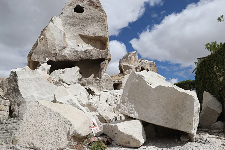Nevşehir'de peribacasının bir kısmı çöktü 4 nevsehirde peribacasinin bir kismi coktu 3 X7sv14d7