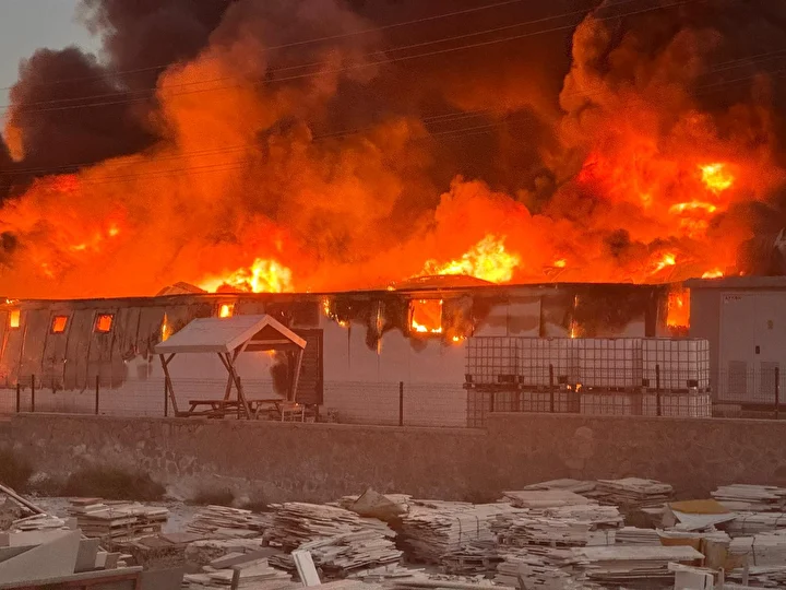 nigdede ambalaj fabrikasinda korkutan yangin bolgeye cok sayida itfaiye takimi sevk edildi 0 tYBFQwX3