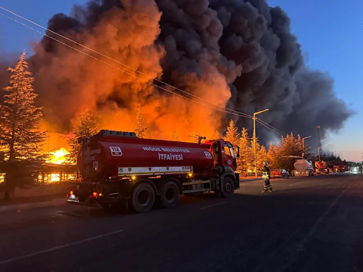 nigdede ambalaj fabrikasinda korkutan yangin bolgeye cok sayida itfaiye takimi sevk edildi 1 imguN8Ib