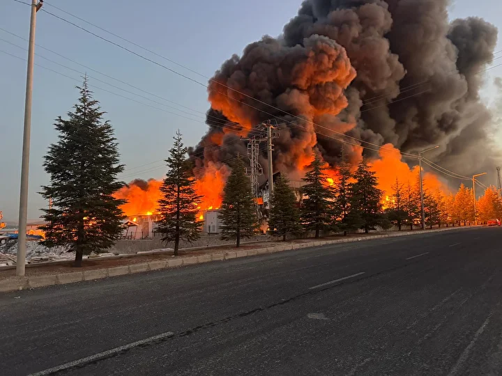 nigdede ambalaj fabrikasinda korkutan yangin bolgeye cok sayida itfaiye takimi sevk edildi 2 yhzj82M4