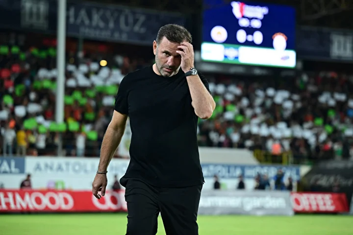 okan buruk galatasarayli yildizin bayginlik gecirdigini acikladi 1 Cl4nC9uz