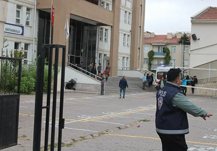 okulda panik anlari bir ogrencinin latifesi facia getirdi 14 kisi yaralandi 0