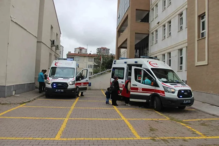 okulda panik anlari bir ogrencinin latifesi facia getirdi 14 kisi yaralandi 3 XbYTwaU1