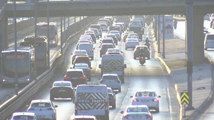 Okullarda birinci zil, bu sabah ‘uyum’ eğitimleri için çaldı: İstanbul'da birinci günden trafik yoğunluğu oluştu 4 okullarda birinci zil bu sabah uyum egitimleri icin caldi istanbulda birinci gunden trafik yogunlugu EvCO63MI