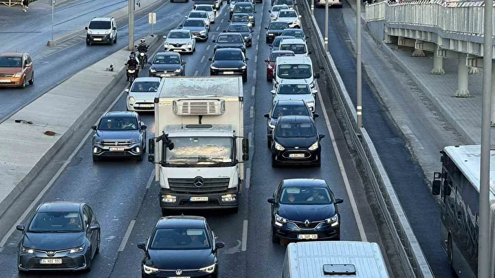 Okullarda birinci zil, bu sabah ‘uyum’ eğitimleri için çaldı: İstanbul'da birinci günden trafik yoğunluğu oluştu 2 okullarda birinci zil bu sabah uyum egitimleri icin caldi istanbulda birinci gunden trafik yogunlugu MsRGGUt5