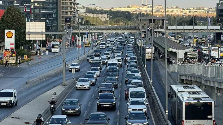 Okullarda birinci zil, bu sabah ‘uyum’ eğitimleri için çaldı: İstanbul'da birinci günden trafik yoğunluğu oluştu 1 okullarda birinci zil bu sabah uyum egitimleri icin caldi istanbulda birinci gunden trafik yogunlugu NE4iNNt6