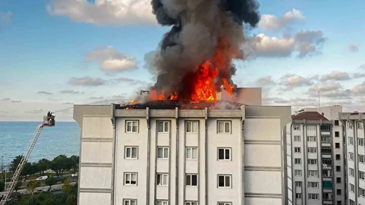 orduda 7 katli binanin catisi alev alev yandi 2 yD38ha3N