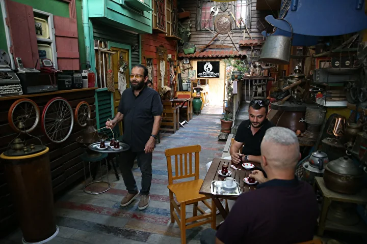 orduda cay ocaginda sergilenen eski esyalar musterilerin dikkatini cekiyor 1 Xf3bOdra